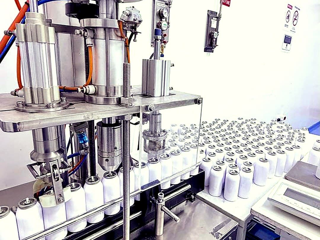 Cabeça de enchimento automático na linha de produção