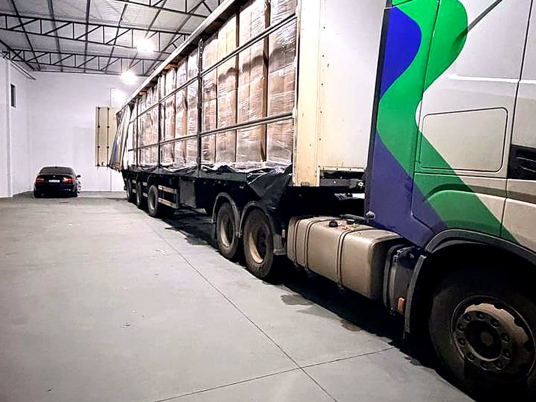 Carregamento de carga em carreta no galpão