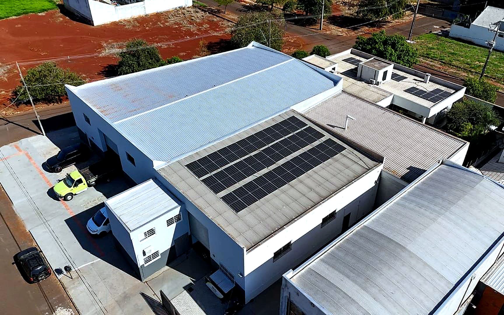 Fachada industrial Dentech com painéis solares na cobertura