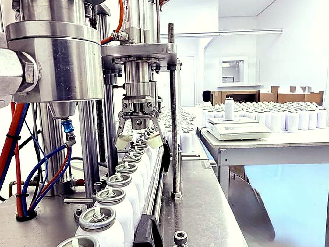 Linha de envase com latas em esteira de aço inox