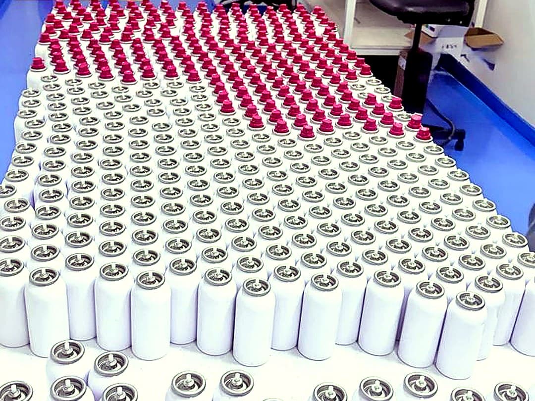 Lotes de embalagens em processo na área de produção