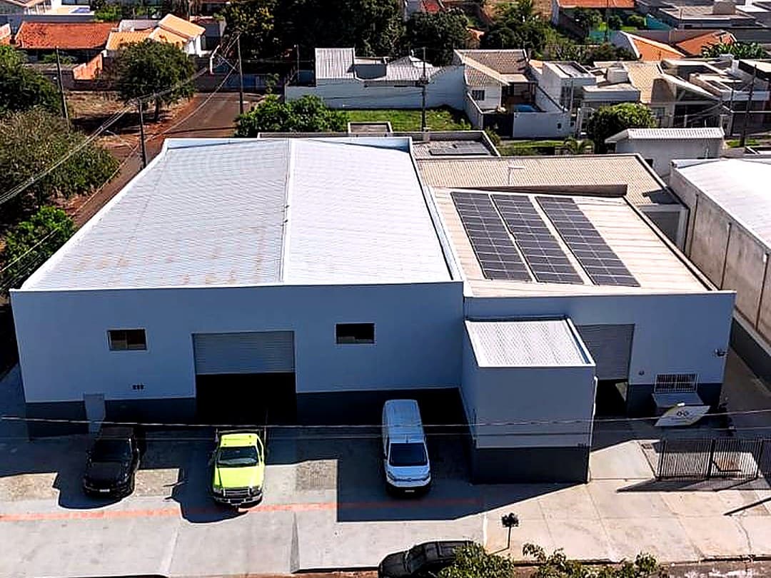 Parque industrial Dentech — área de carga e veículos